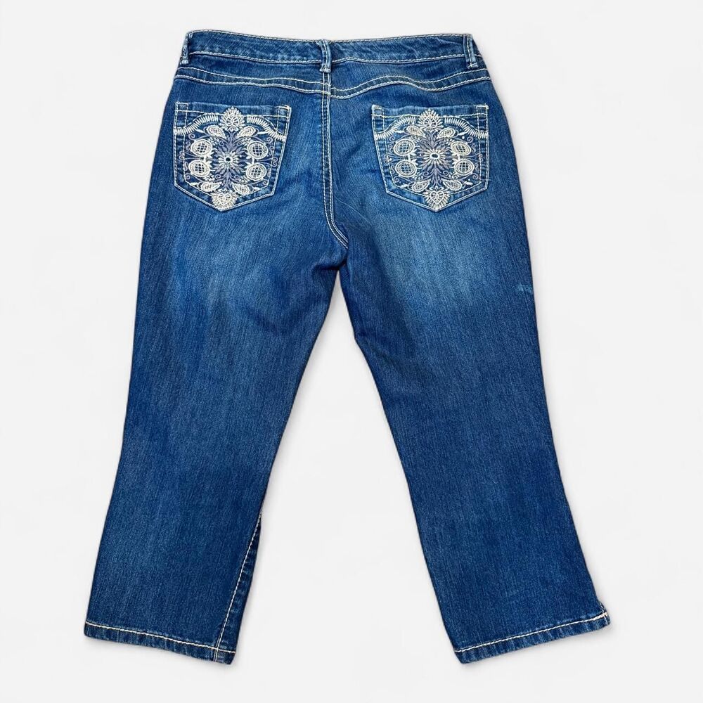 Nine West capris with embroidered back pockets size 4